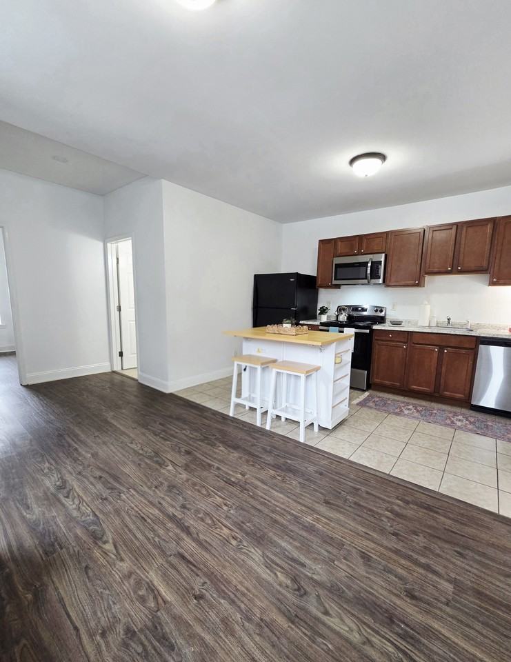 142 East Evergreen Street - Photo 3 of 14