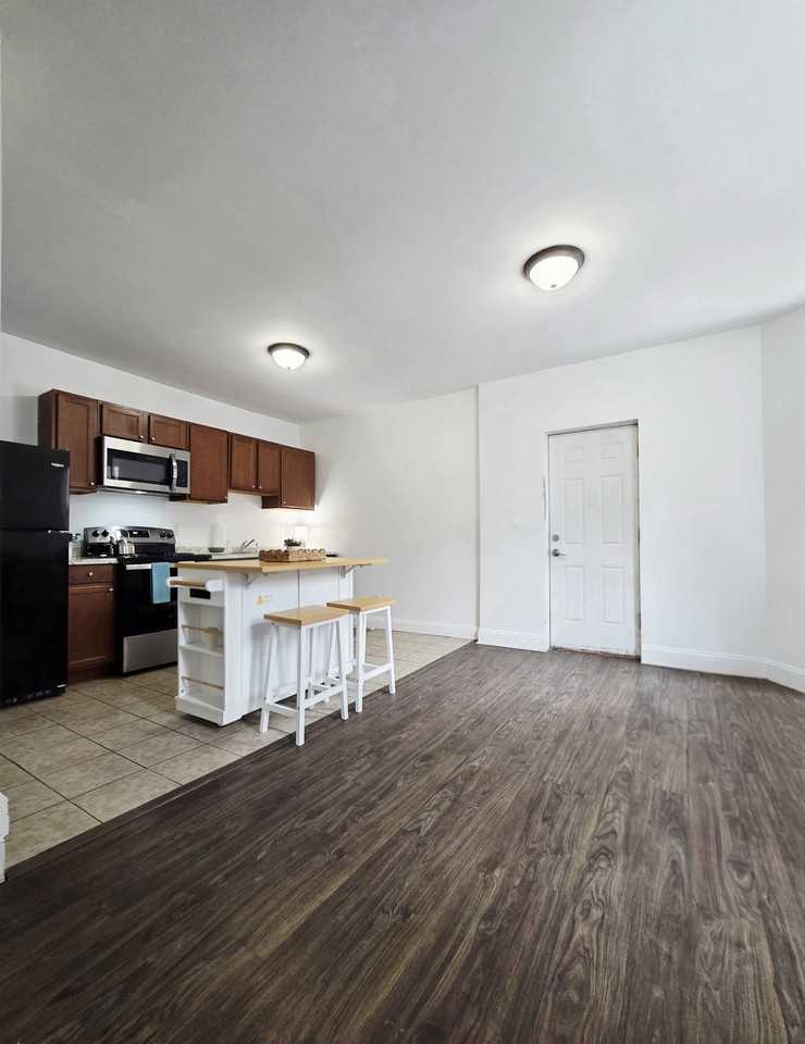 142 East Evergreen Street - Photo 6 of 14