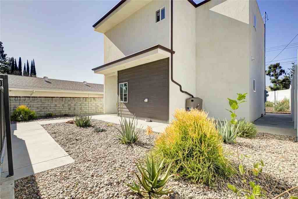 10499 Yolanda Ave - Photo 3 of 37