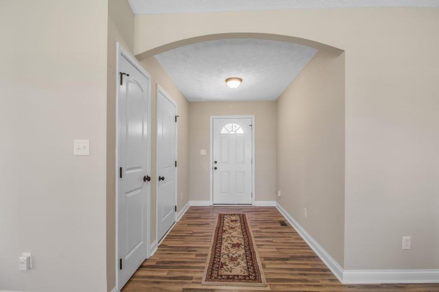 418 Lansing Ln - Photo 2 of 14