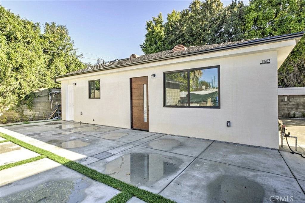 13937 Sylvan St - Photo 2 of 19