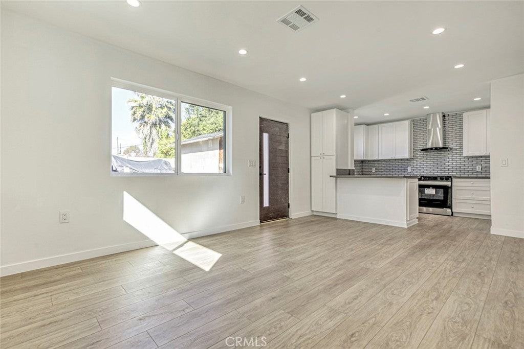 13937 Sylvan St - Photo 3 of 19