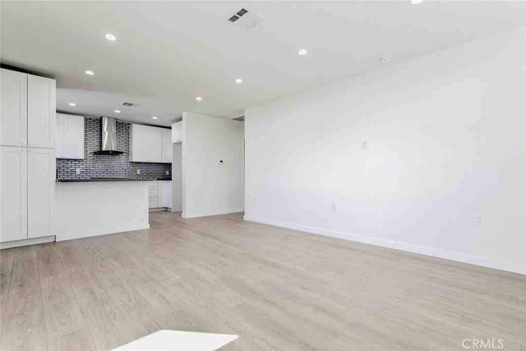 13937 Sylvan St - Photo 4 of 19