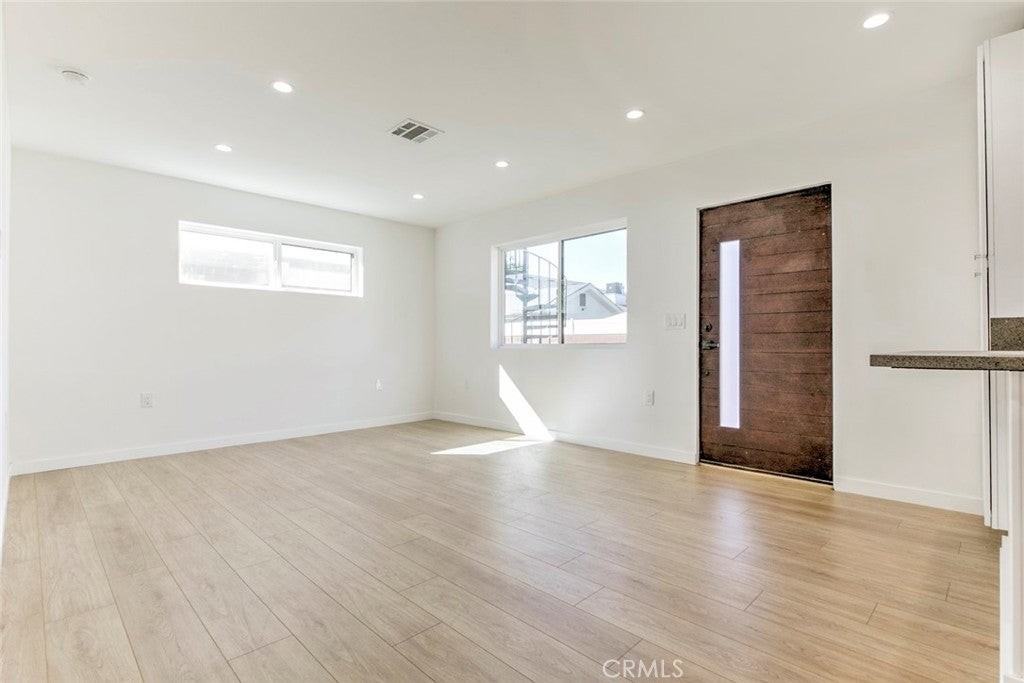 13937 Sylvan St - Photo 5 of 19