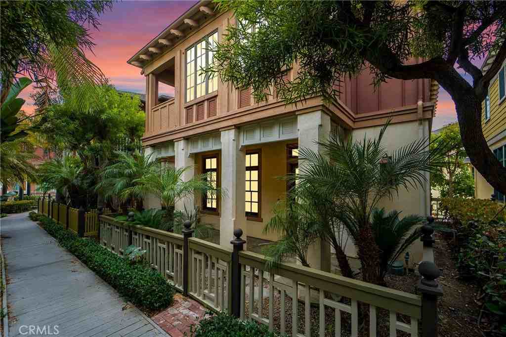 2546 Bungalow Pl - Photo 4 of 32