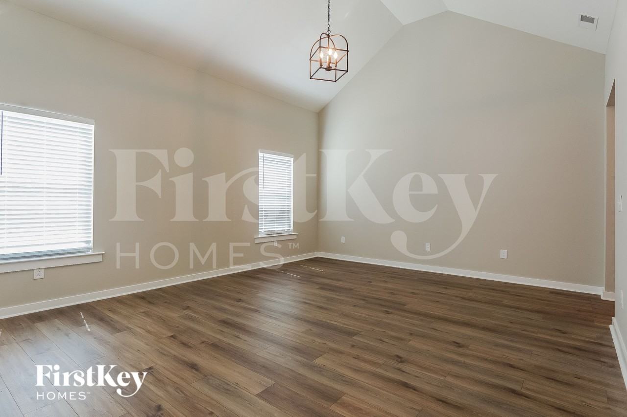 350 S Pine Dr - Photo 3 of 15