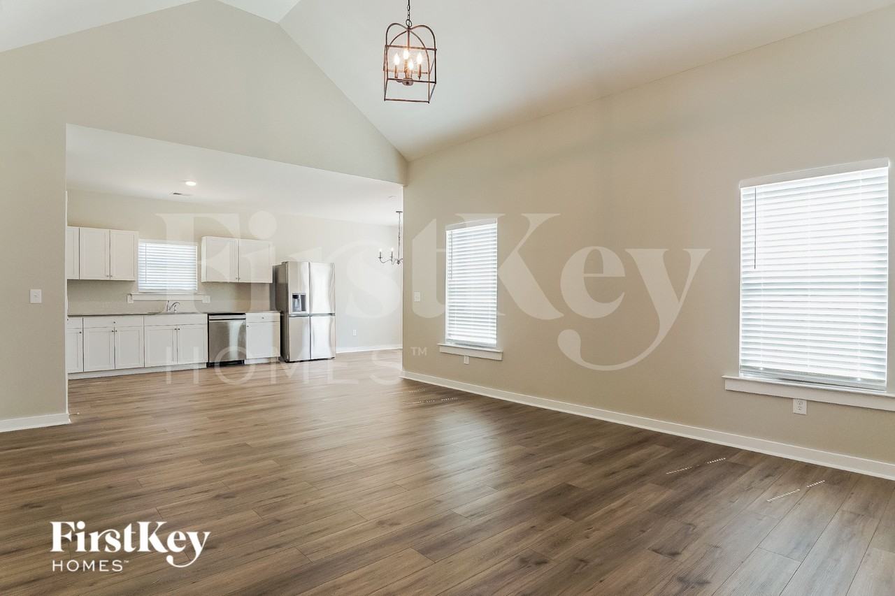 350 S Pine Dr - Photo 4 of 15