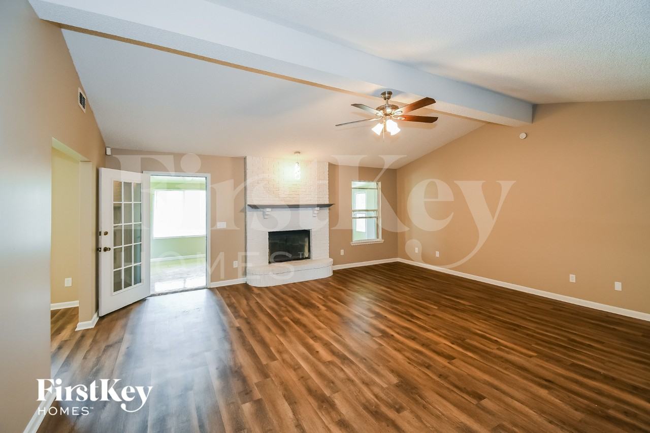 10885 Copper Hill Dr - Photo 3 of 15