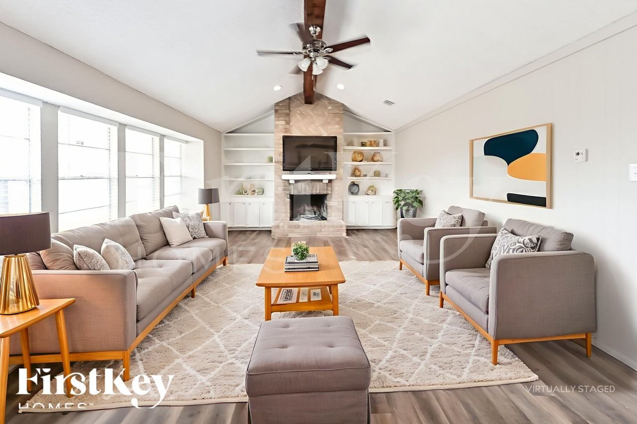 8222 Streamside Dr - Photo 3 of 18