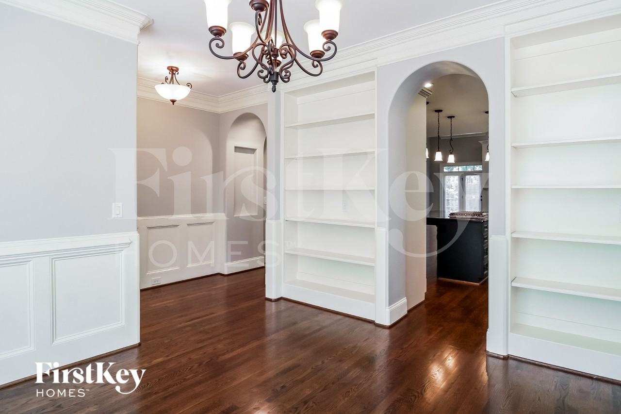 1304 Westminster Dr - Photo 3 of 15