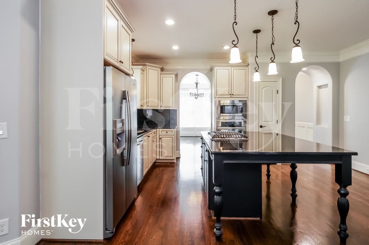 1304 Westminster Dr - Photo 5 of 15