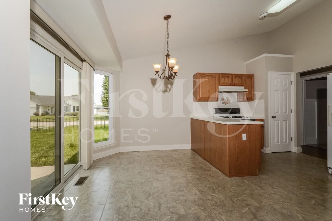 3249 Silvertrail Ct - Photo 5 of 15