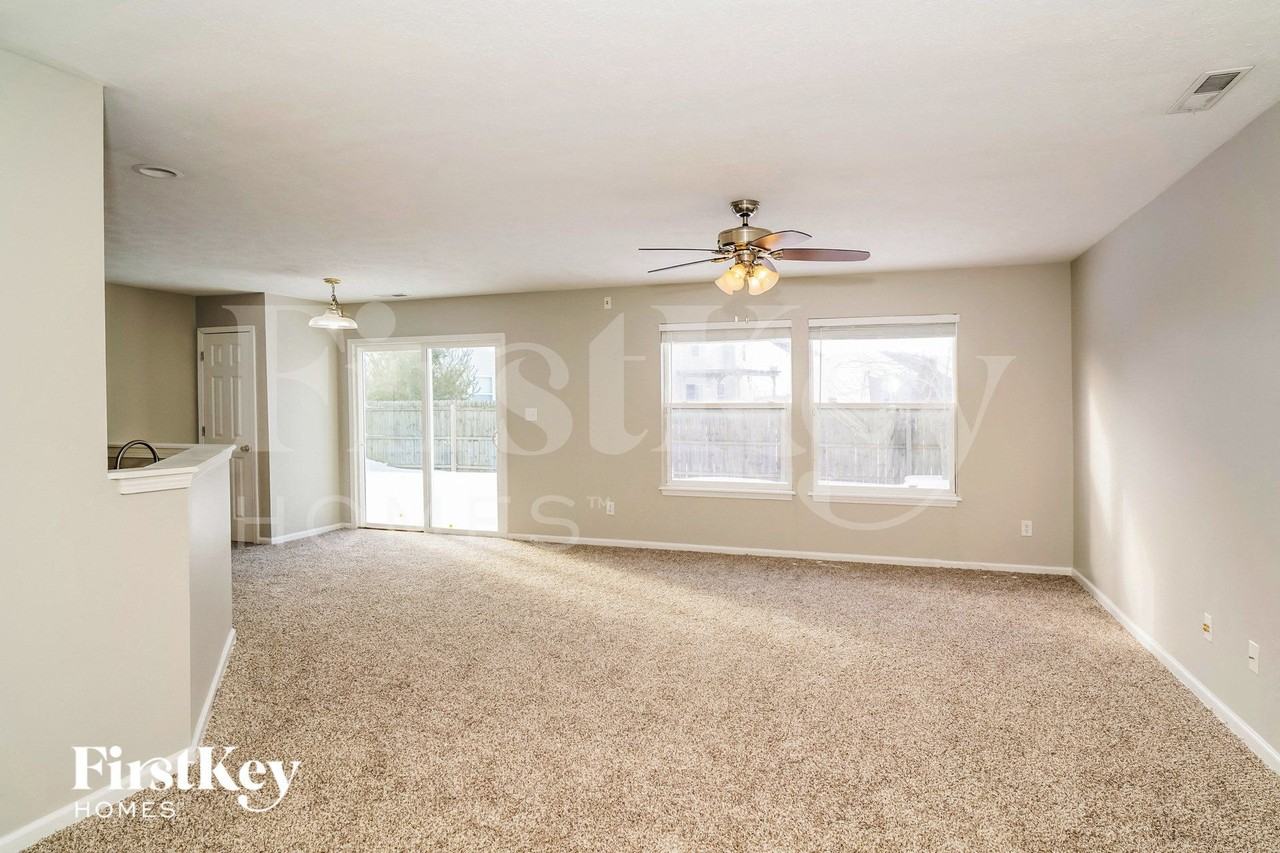 7234 Parklake Cir - Photo 3 of 15