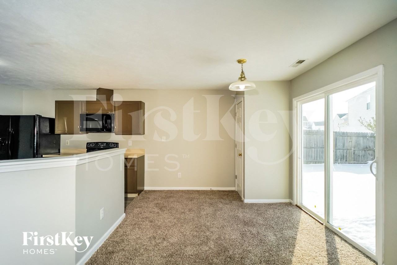 7234 Parklake Cir - Photo 4 of 15