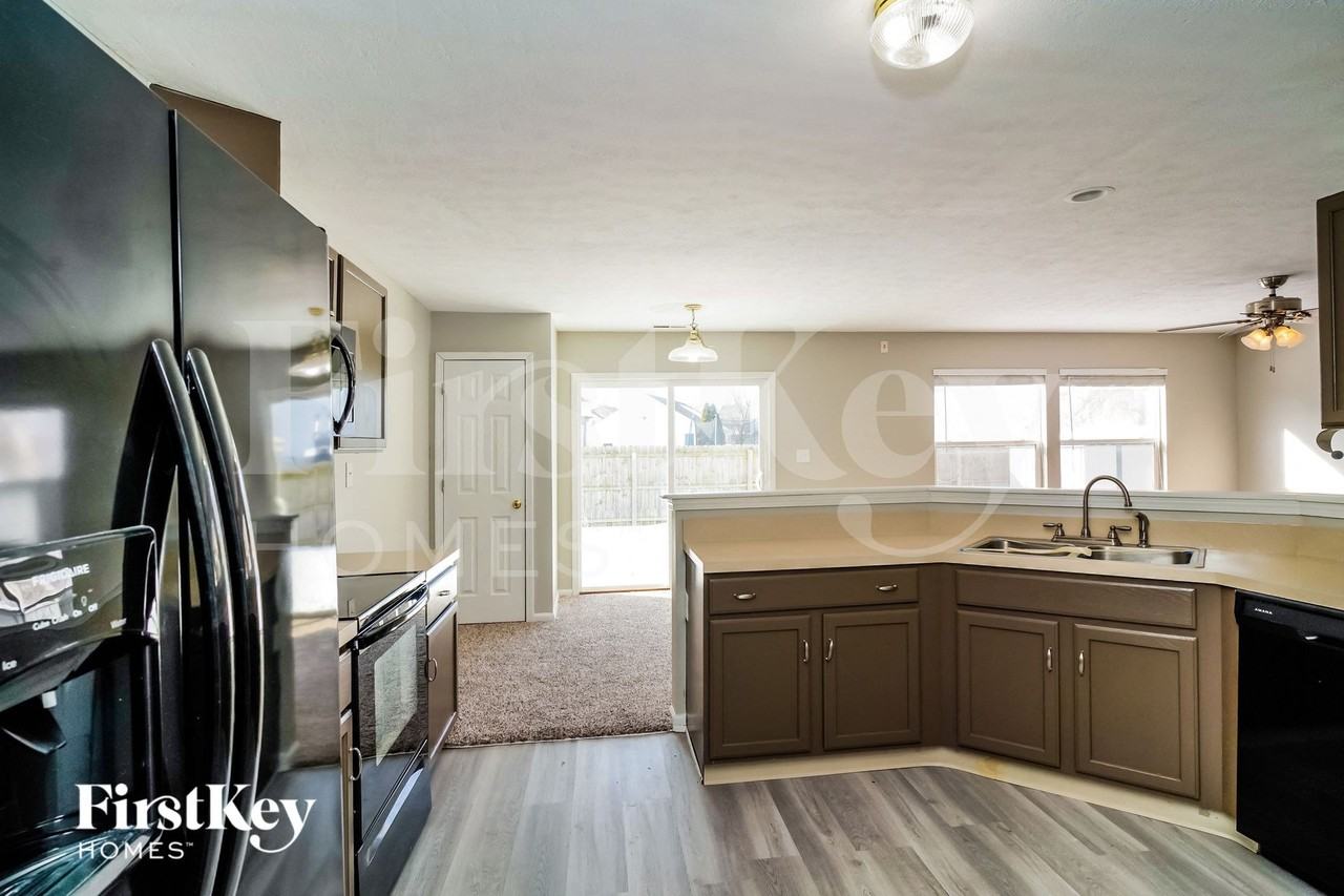 7234 Parklake Cir - Photo 6 of 15