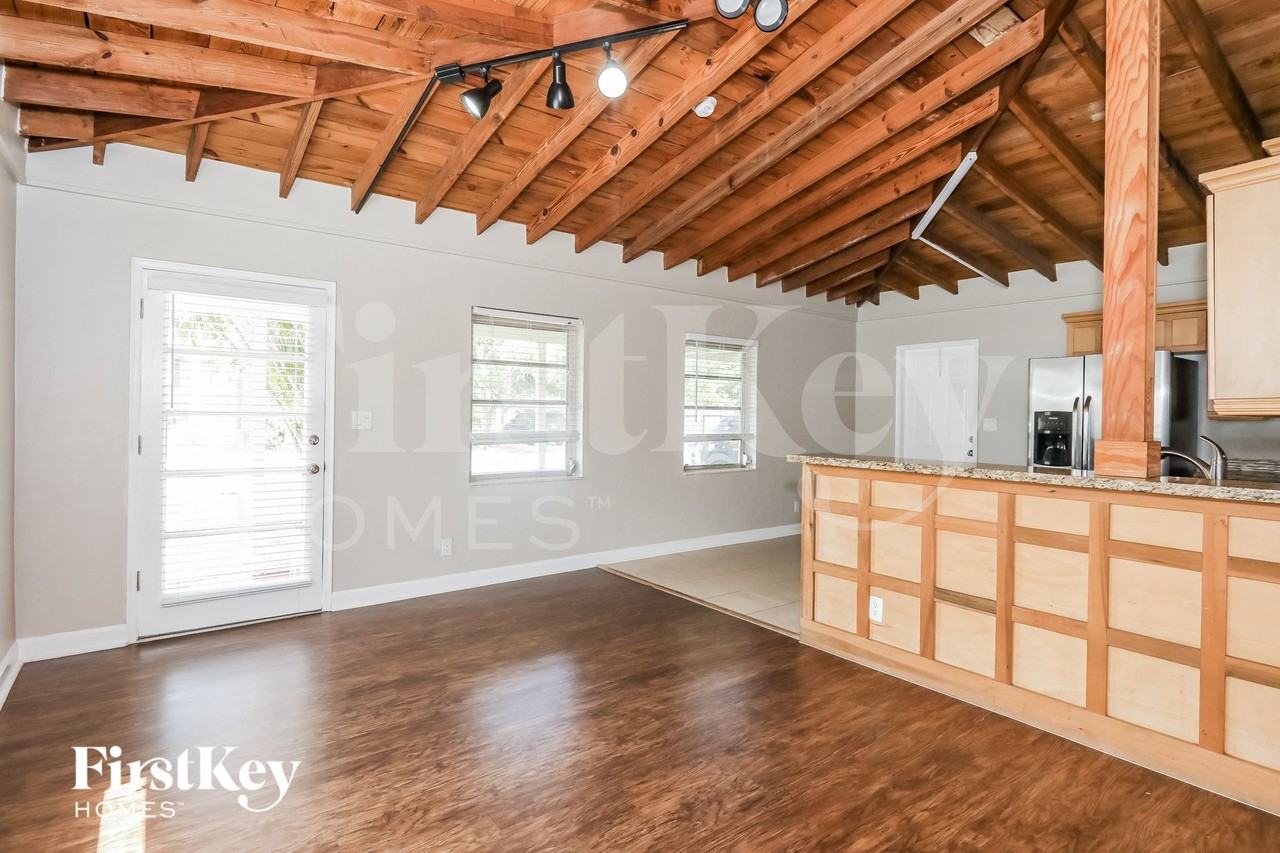 1328 Nw 3rd Ave - Photo 3 of 15