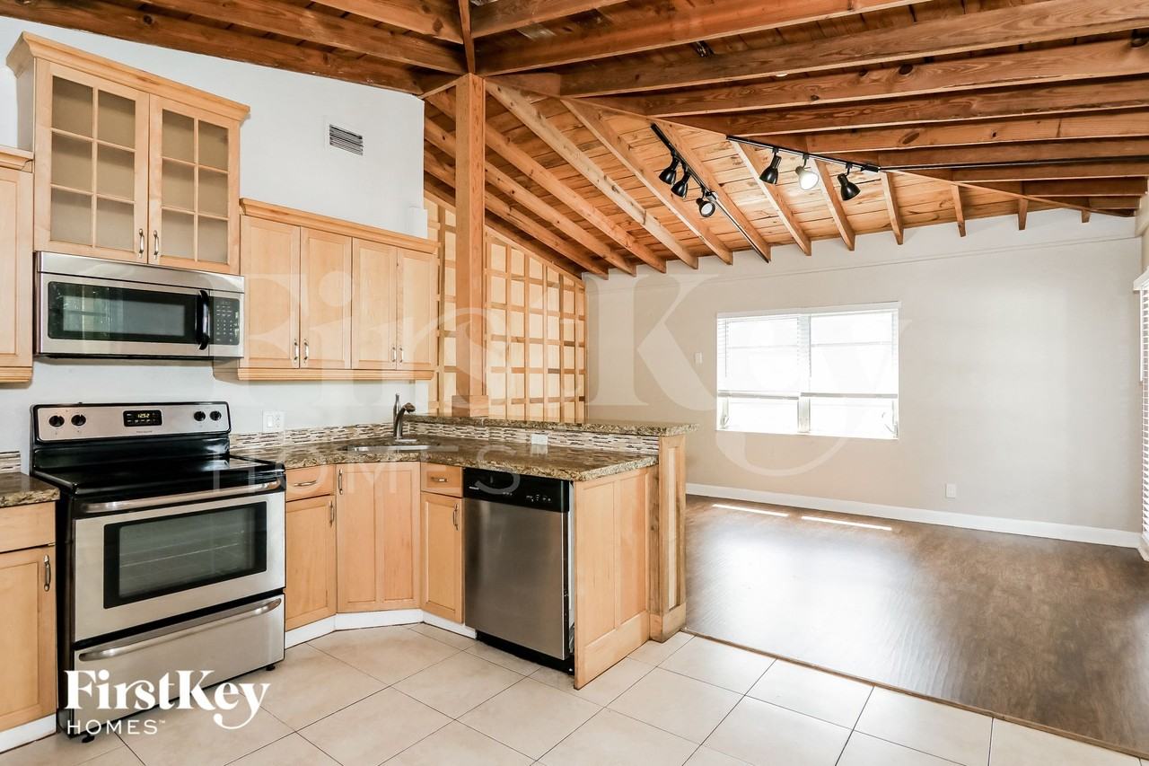 1328 Nw 3rd Ave - Photo 5 of 15