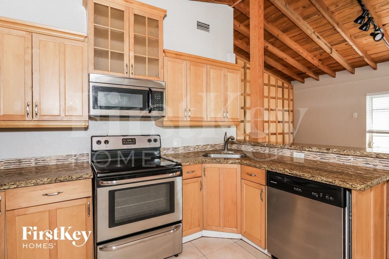 1328 Nw 3rd Ave - Photo 7 of 15