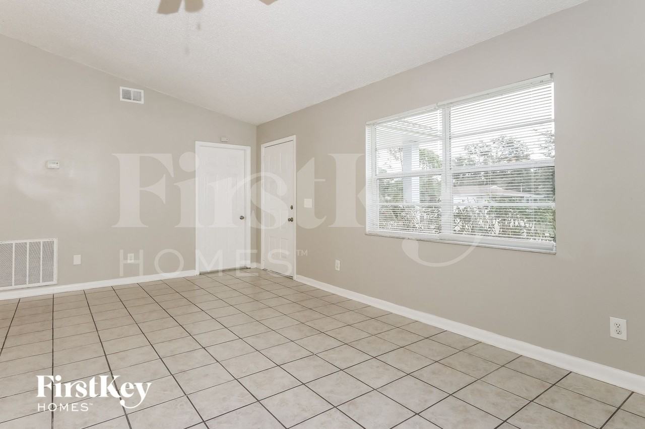 1274 Sw Byron St - Photo 5 of 15