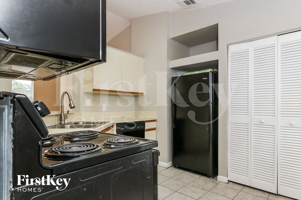 1274 Sw Byron St - Photo 7 of 15