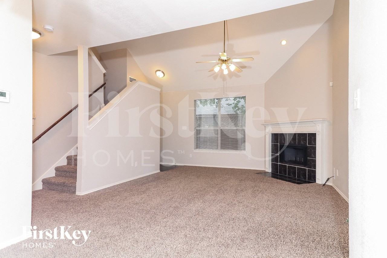 1022 Lamar Ave - Photo 2 of 14