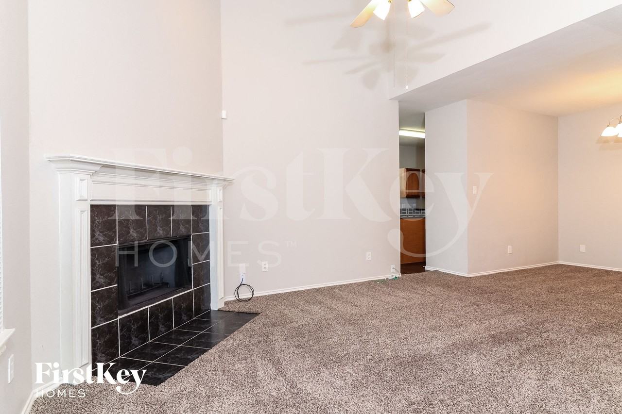 1022 Lamar Ave - Photo 3 of 14