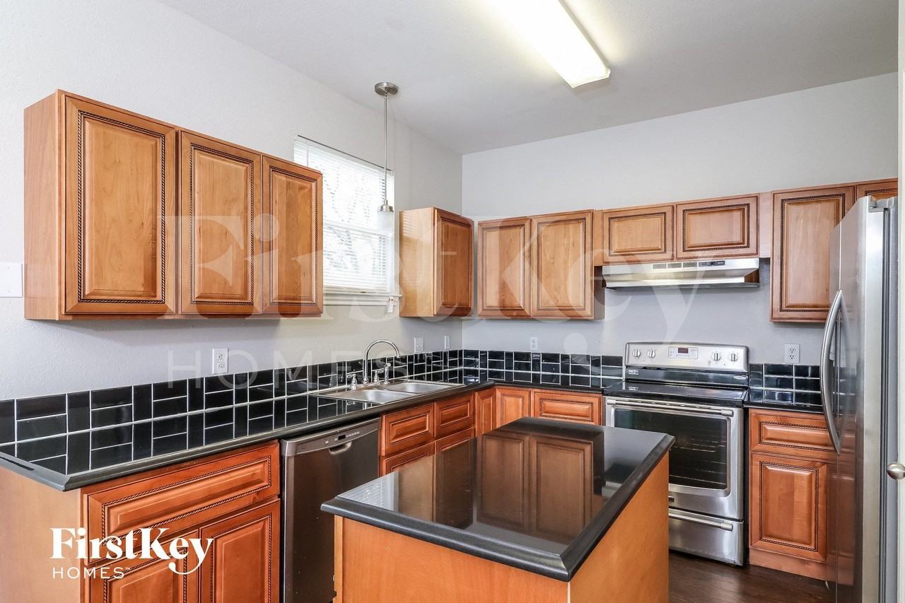 1022 Lamar Ave - Photo 5 of 14