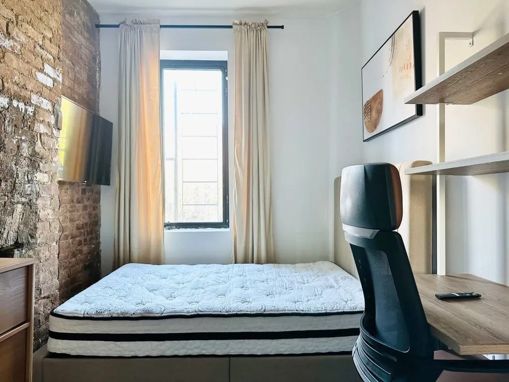 Private Bedroom in 3 Bedroom/1 Bathroom Home - Photo 3 of 9