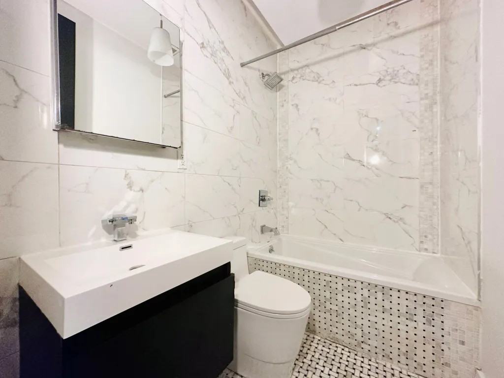 Private Bedroom in 3 Bedroom/1 Bathroom Home - Photo 4 of 6