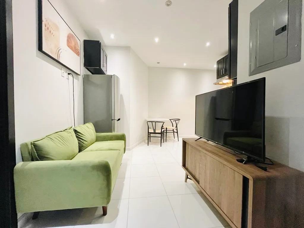 Private Bedroom in 4 Bedroom/2 Bathroom Home - Photo 4 of 7