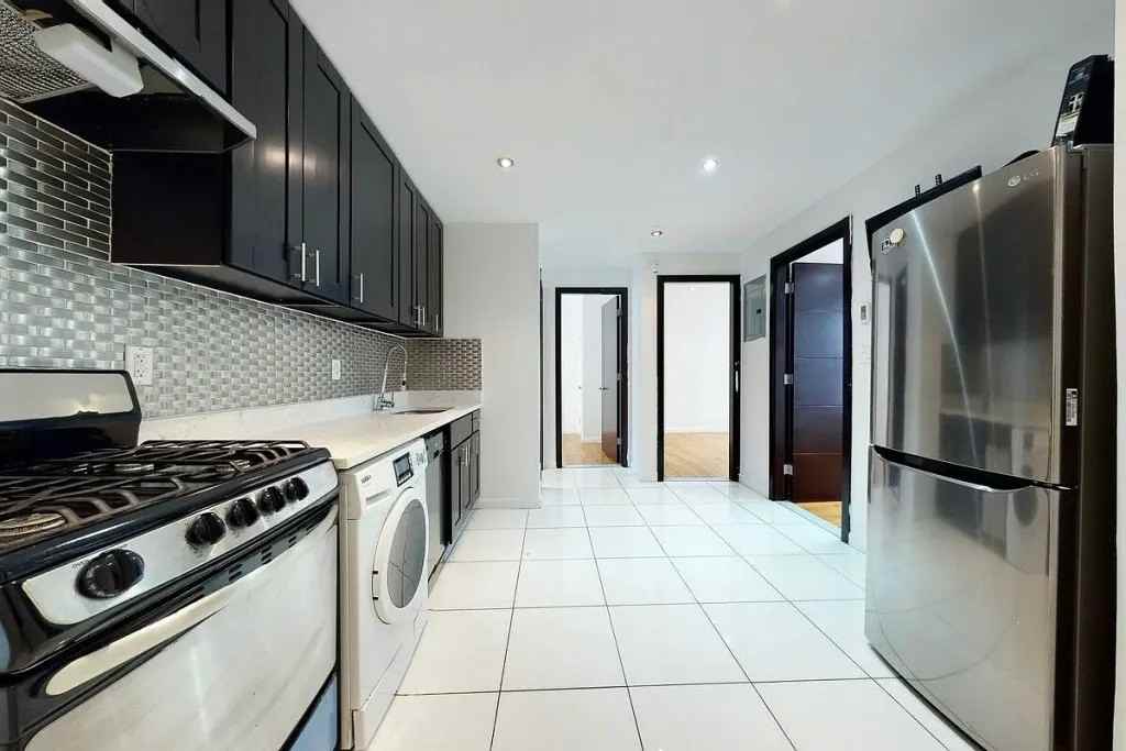 Private Bedroom in 4 Bedroom/2 Bathroom Home - Photo 7 of 7