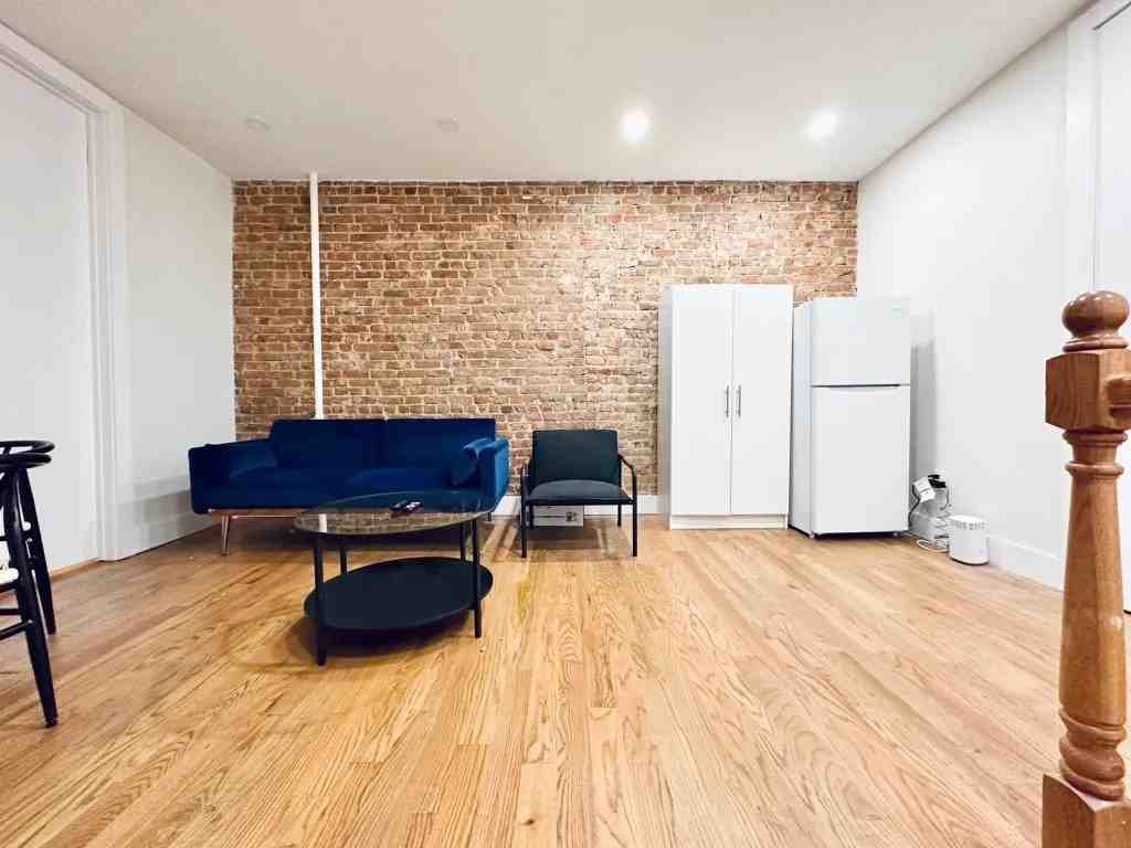 Private Bedroom in 7 Bedroom/3 Bathroom Home - Photo 7 of 8