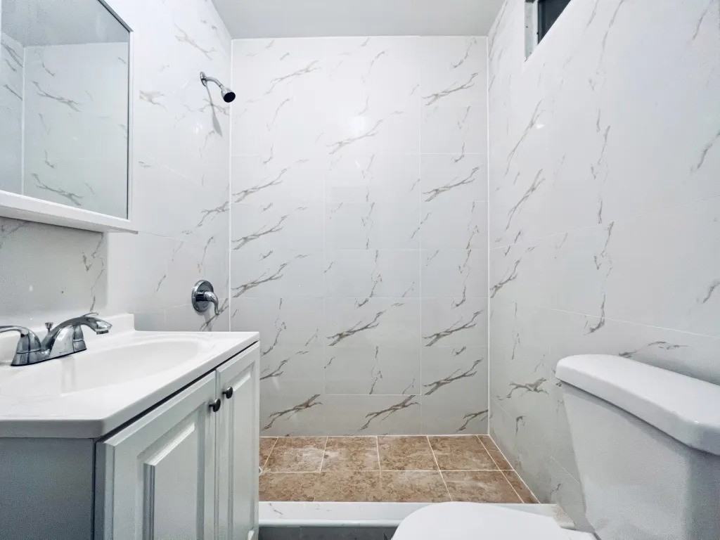 Private Bedroom in 4 Bedroom/1 Bathroom Home - Photo 4 of 5