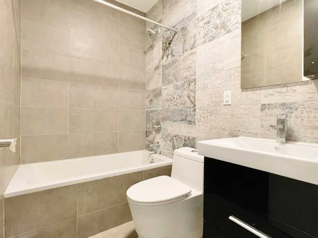 Private Bedroom in 4 Bedroom/1 Bathroom Home - Photo 5 of 7