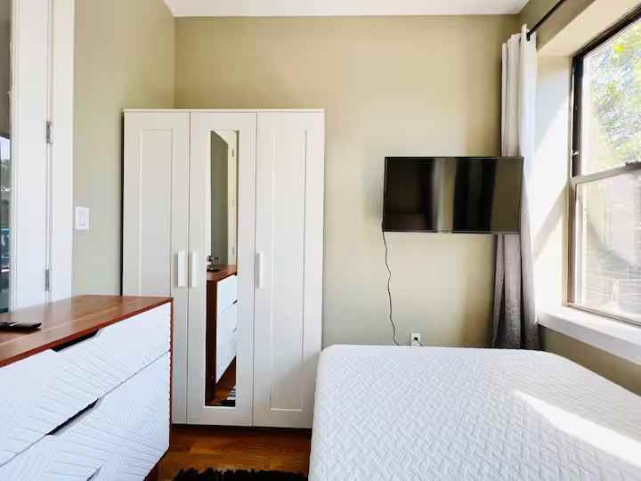 Private Bedroom in 4 Bedroom/1 Bathroom Home - Photo 7 of 7