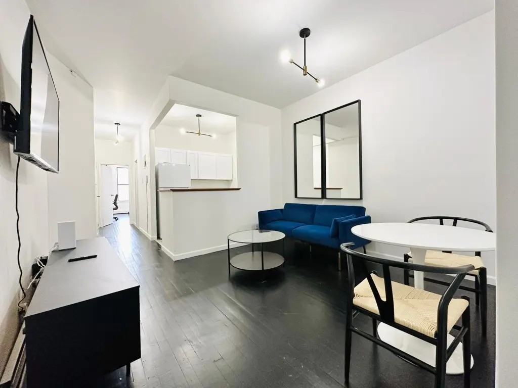 Private Bedroom in 4 Bedroom/1 Bathroom Home - Photo 3 of 11