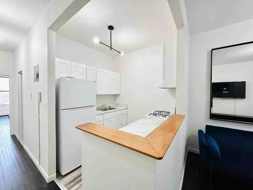 Private Bedroom in 4 Bedroom/1 Bathroom Home - Photo 5 of 11