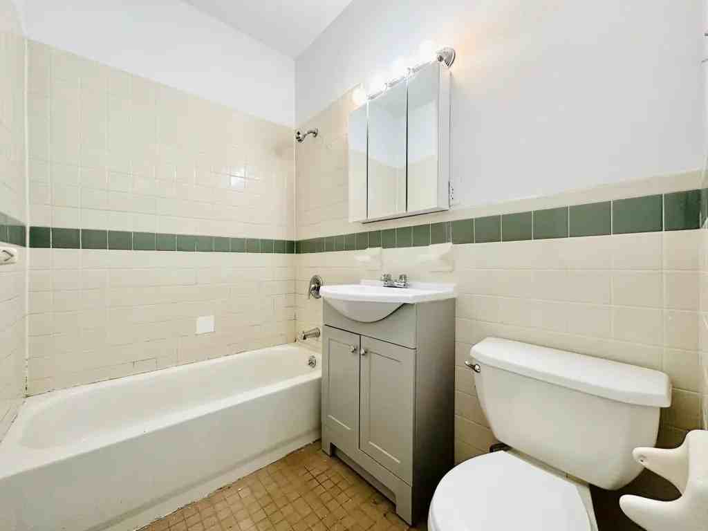Private Bedroom in 4 Bedroom/1 Bathroom Home - Photo 6 of 11