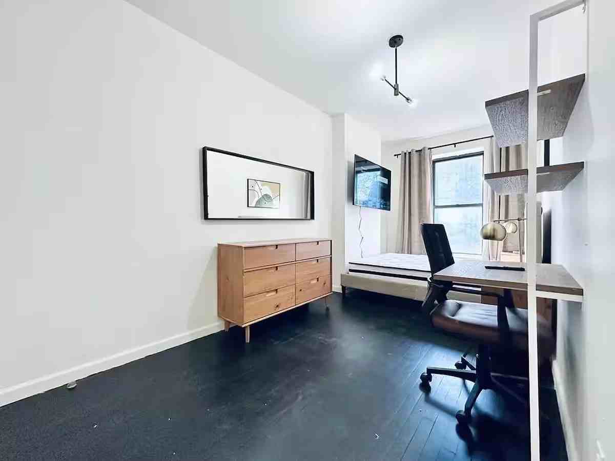 Private Bedroom in 4 Bedroom/1 Bathroom Home - Photo 7 of 11