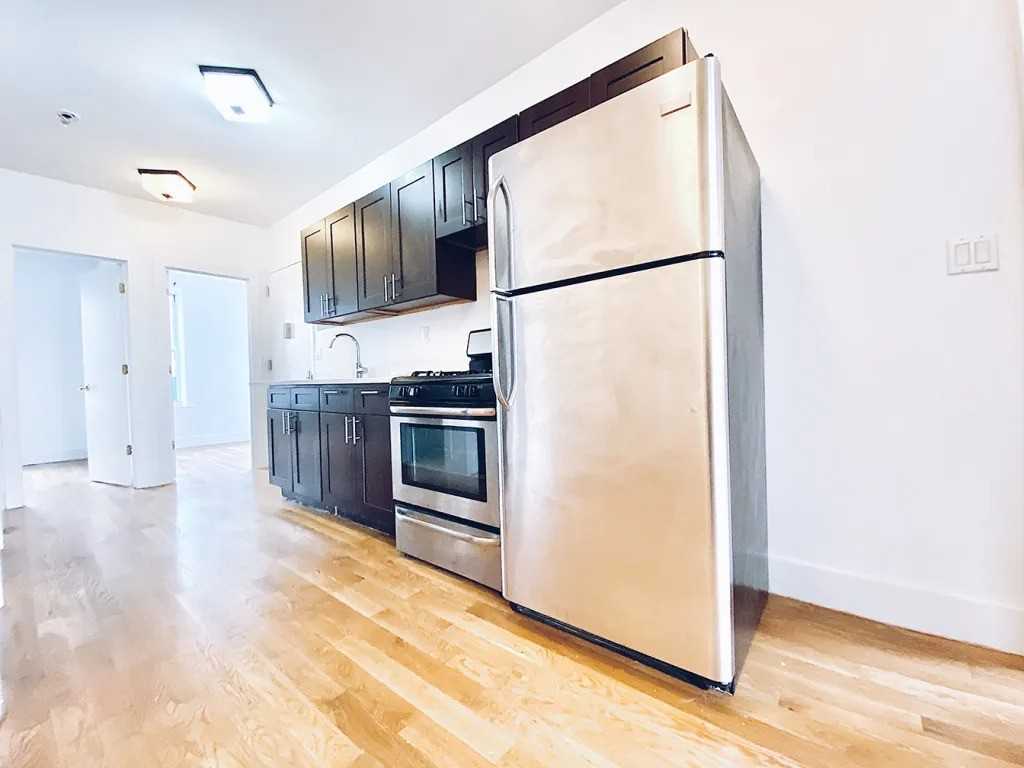 Private Bedroom in 4 Bedroom/2 Bathroom Home - Photo 3 of 6