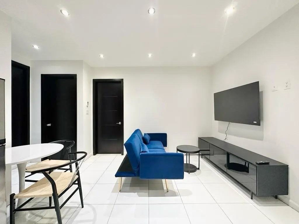 Private Bedroom in 5 Bedroom/2 Bathroom Home - Photo 4 of 8