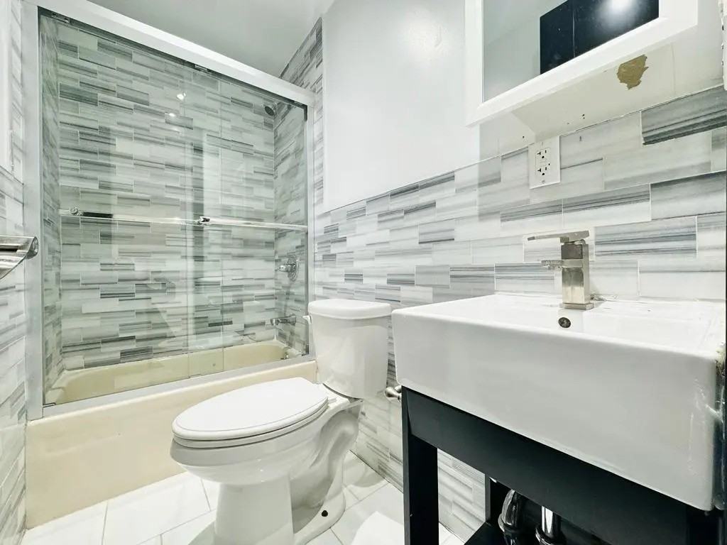 Private Bedroom in 5 Bedroom/2 Bathroom Home - Photo 6 of 8