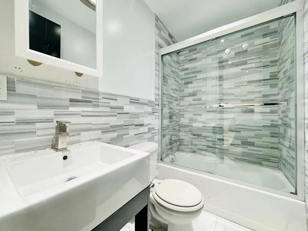 Private Bedroom in 5 Bedroom/2 Bathroom Home - Photo 7 of 8