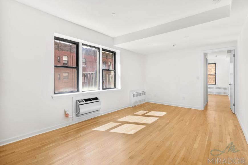 1435 York Ave - Photo 4 of 10