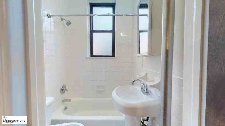 505 Henry St - Photo 3 of 7