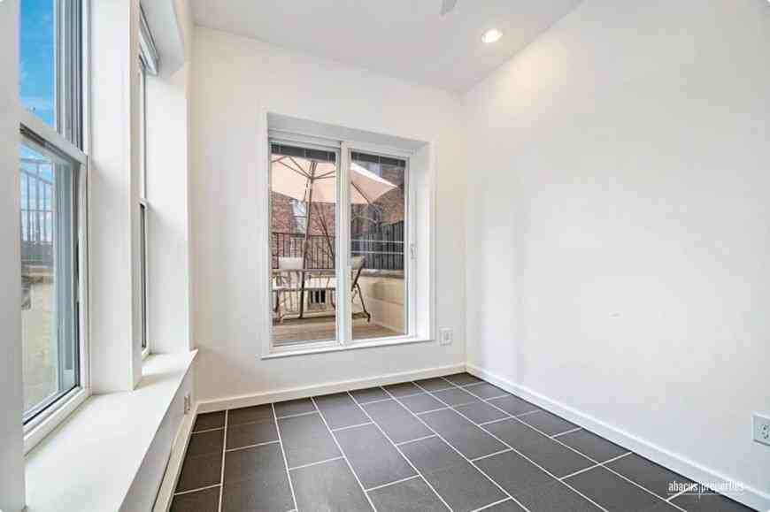 1620 Union St - Photo 4 of 10