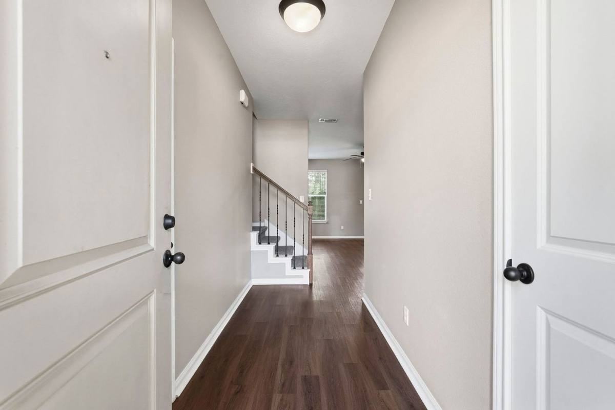112 Artesian Way - Photo 2 of 10