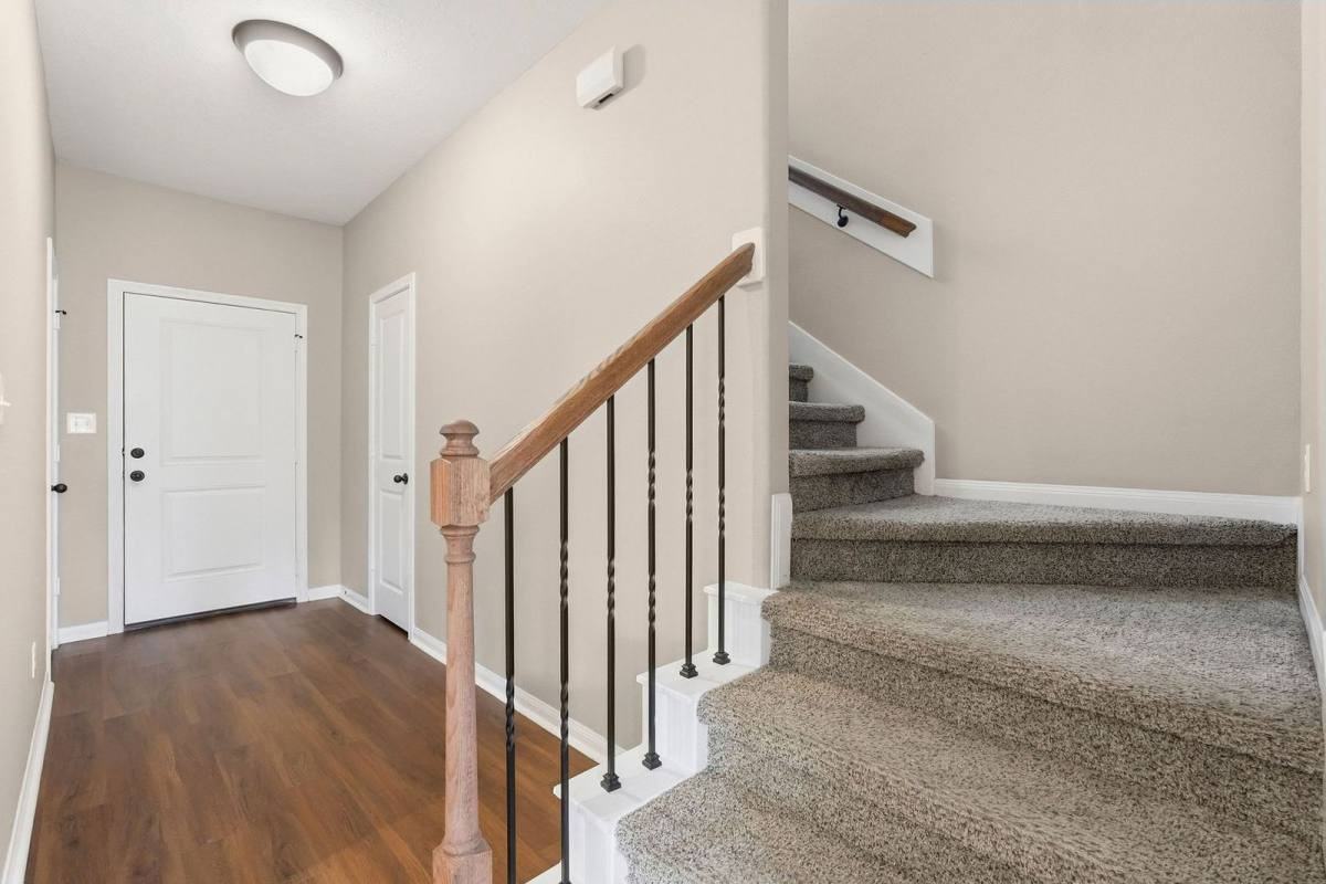 112 Artesian Way - Photo 3 of 10