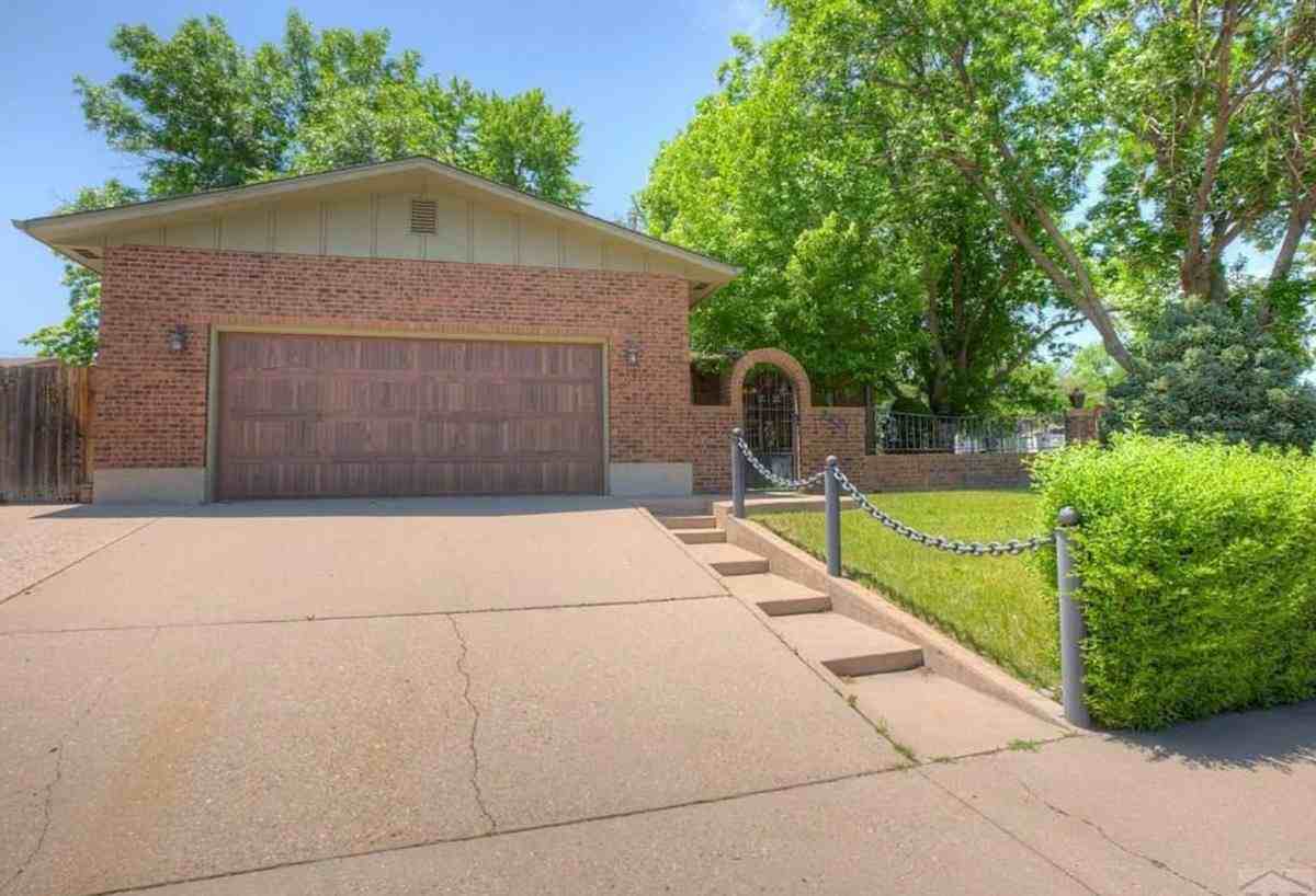 2541 Taylor Ln - Photo 2 of 10