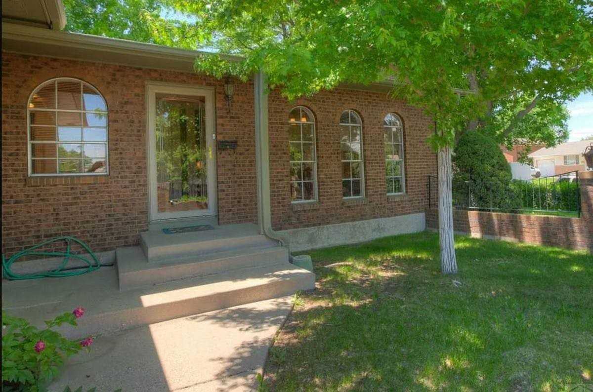 2541 Taylor Ln - Photo 3 of 10